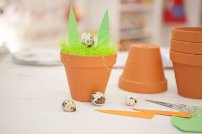 Osternest aus Tontopf gestalten