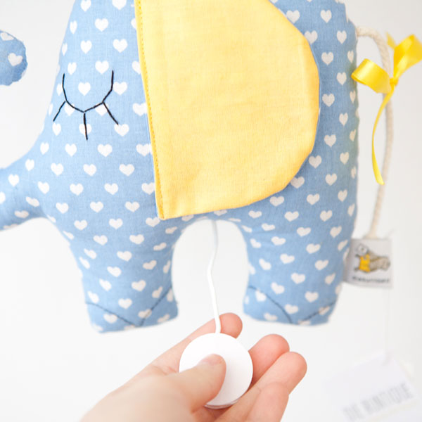 Spieluhr Elefant hellblau – Bild 3