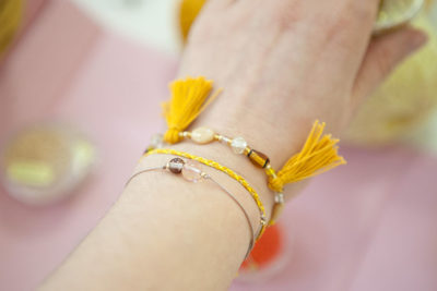 Kunterbunte Armbänder knüpfen