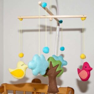 Baby-Mobile Vogel im Wald