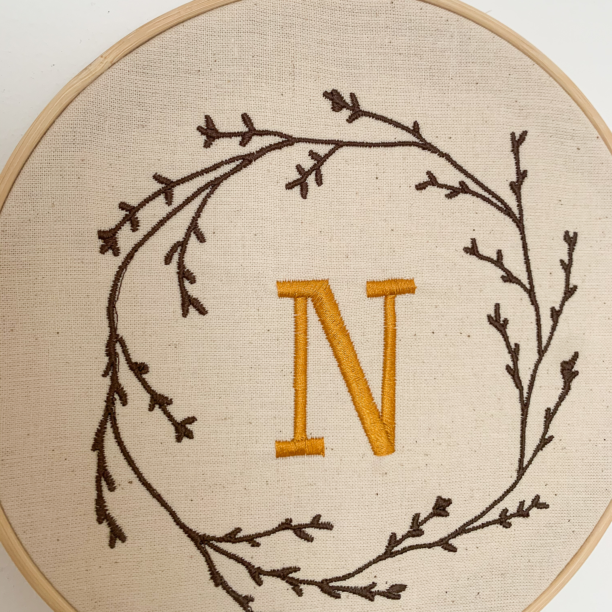 Stickrahmen Buchstabe Kranz – Bild 7