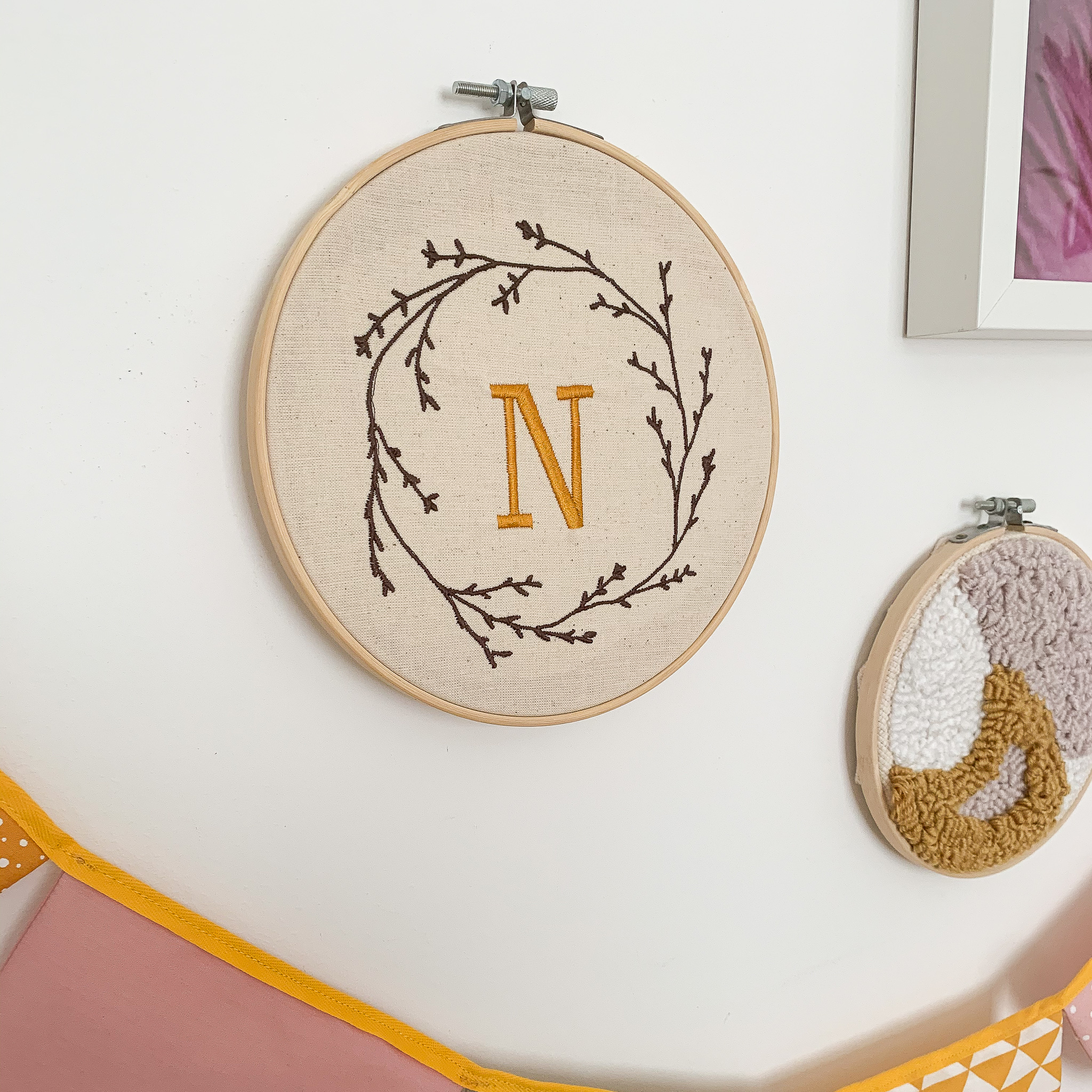 Stickrahmen Buchstabe Kranz – Bild 5