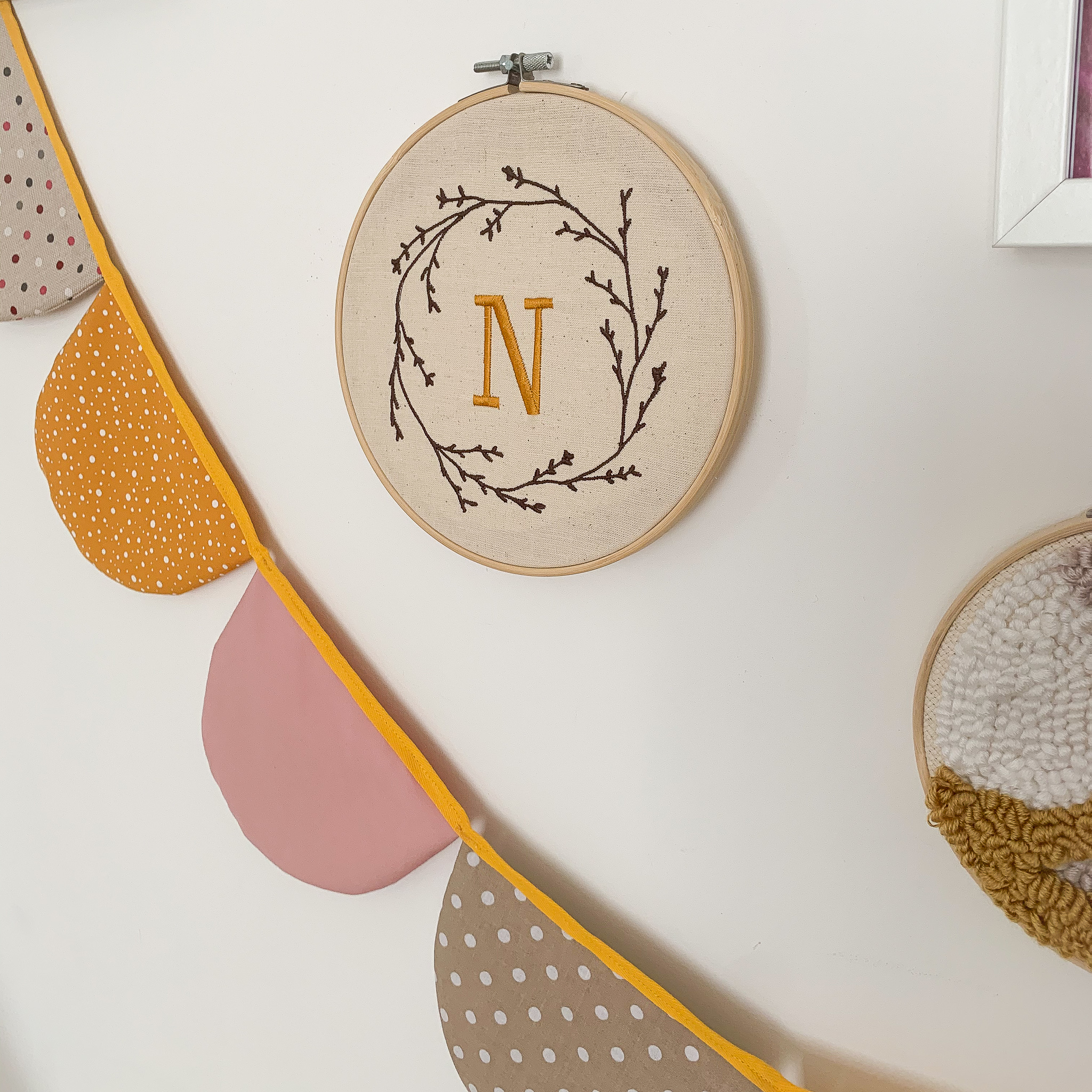 Stickrahmen Buchstabe Kranz – Bild 4