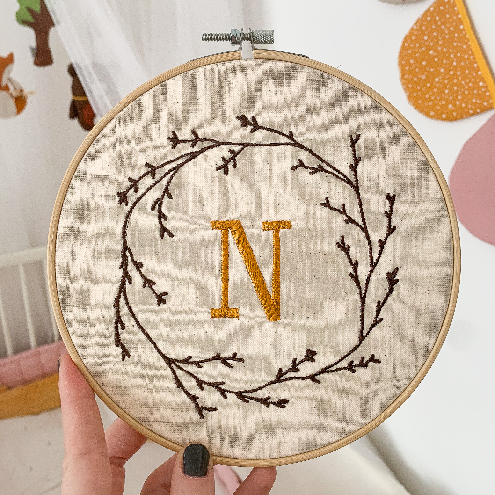 Stickrahmen Buchstabe Kranz – Bild 3