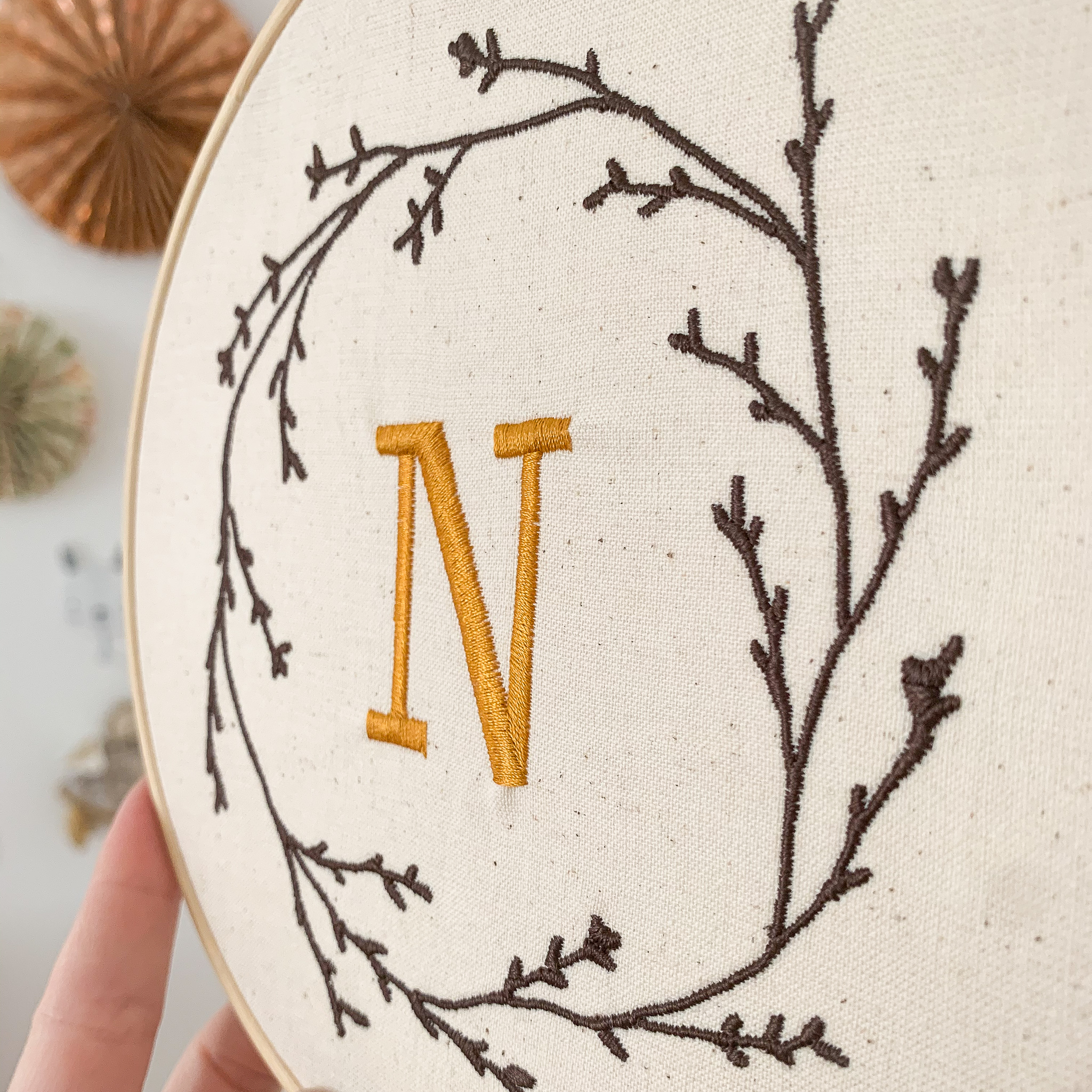 Stickrahmen Buchstabe Kranz – Bild 2